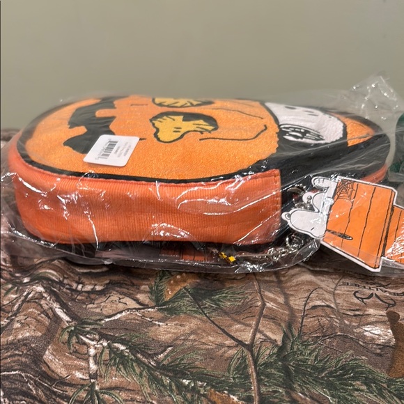 Harveys Seatbelts Peanuts Halloween Snoopy Crossbody Bag NWT Sold Out - Picture 12 of 13